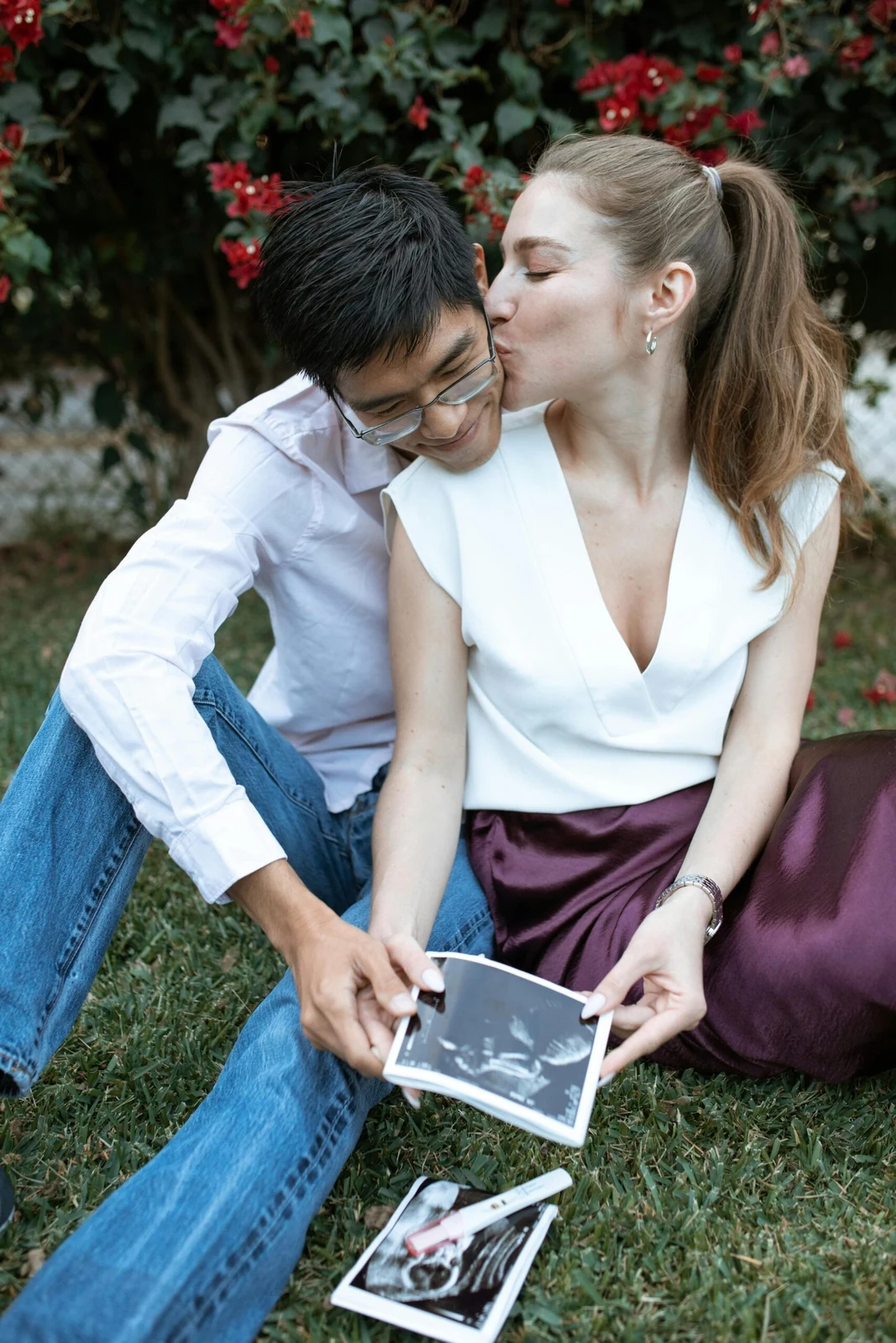 Pareja compartiendo las imágenes de una sonografía